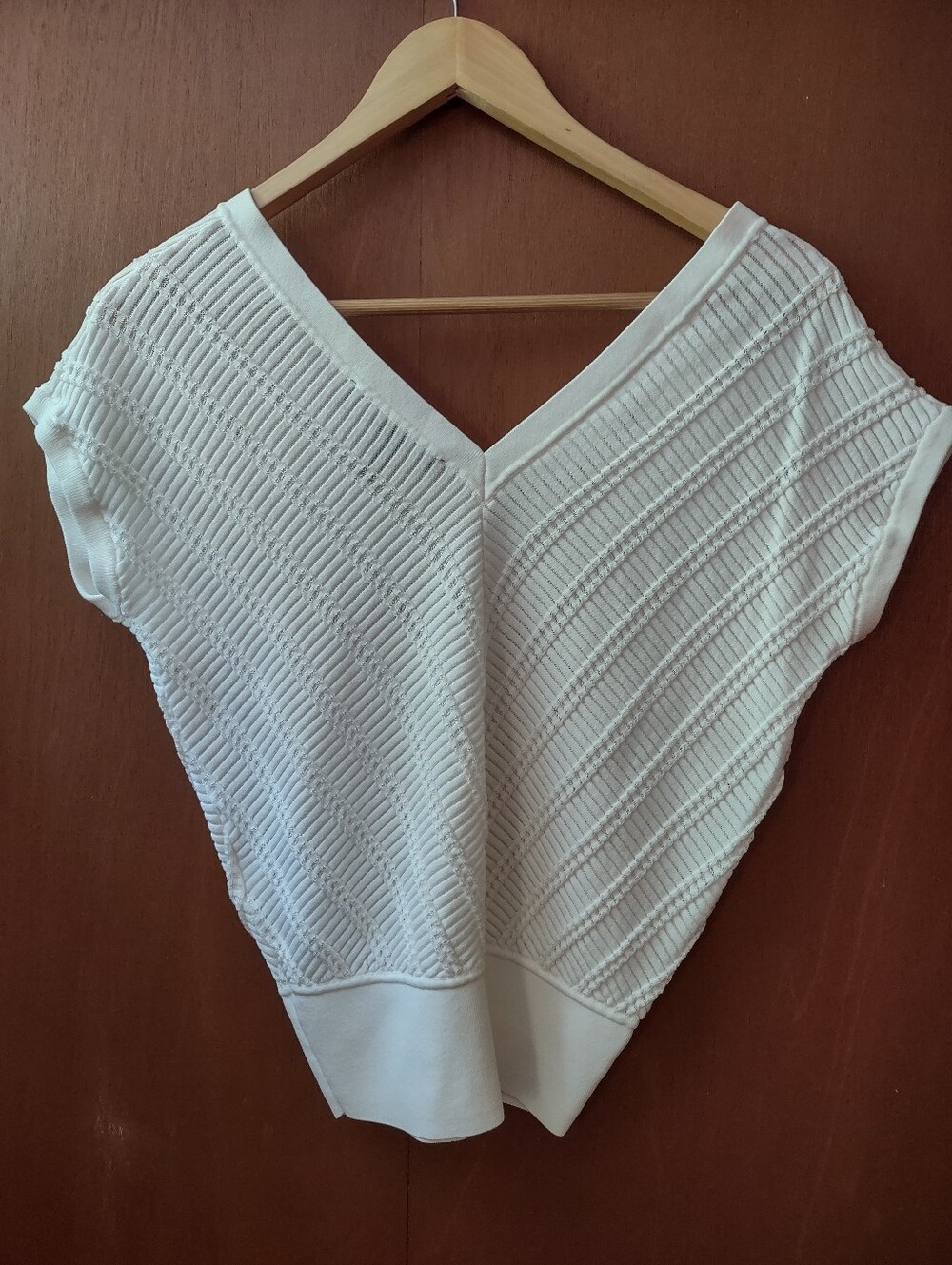 White House Black Market XS Textured V-Neck Short Sleeve Top White